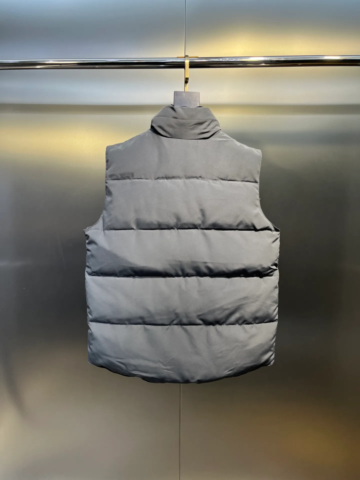 P380 🇨🇦Canada Goose""🇨🇦🌟 Garson down vest has always been recognized as the warmest down jacket. Various Instagram celebrities, Internet celebrities, and celebrities often wear it for street photos. I make Canada Goose every year, but I still can't get rid of my love for it. No matter how cold the days are, there is no need to be afraid, because there is! Filled with 90% white duck down, it is the legendary warmest down jacket and is known as a must-have for Arctic outdoor sports! The most popular down jacket in the world, celebrities are rushing to buy it, it is a must-have!  Size: XS to 2XL